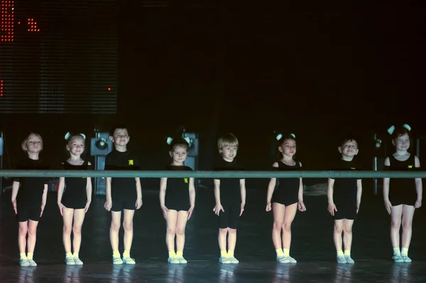 Dnepropetrovsk Ukraine April Unidentified Children Aged Years Age Perform Show — 图库照片