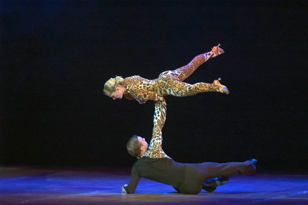 Dnepropetrovsk Ukraine 10月20日 ヴァディム エリザロフのセヴァストポリ ダンス シアターのメンバーが ウクライナのドネプロペトロフスクで2013年10月20日に国立歌劇場とバレエ劇場で世界のダンスを上演 — ストック写真