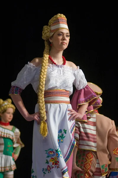 Dnepropetrovsk Ukraine Marca Ukraińska Dziewczyna Pokazuje Swoje Ubrania Dla Niezidentyfikowanego — Zdjęcie stockowe