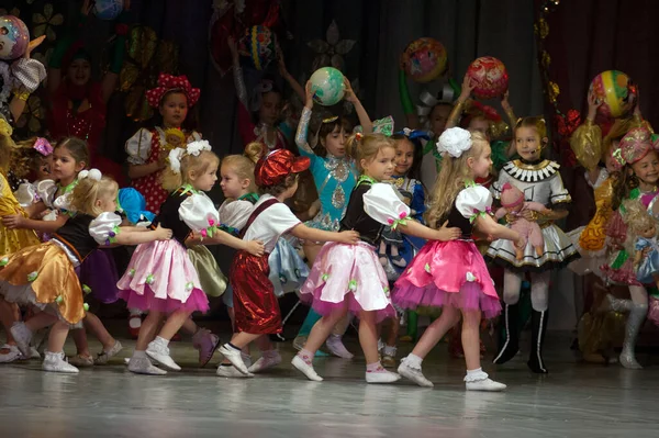 Dnepropetrovsk Ukraine Czerwca Niezidentyfikowane Dzieci Wieku Lat Wykonują Spektakl Muzyczny — Zdjęcie stockowe