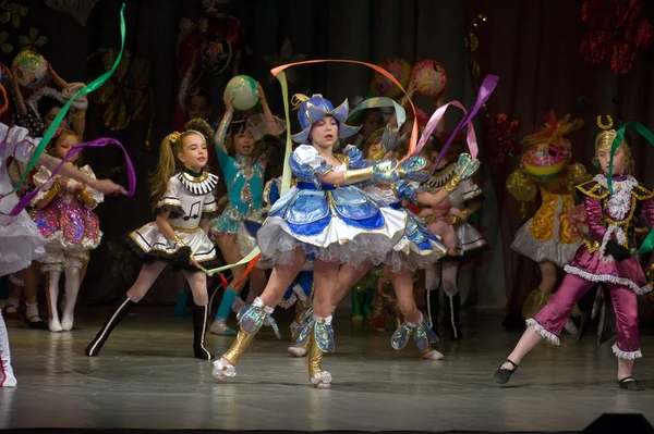 Dnepropetrovsk Ukraine Czerwca Niezidentyfikowane Dzieci Wieku Lat Wykonują Spektakl Muzyczny — Zdjęcie stockowe