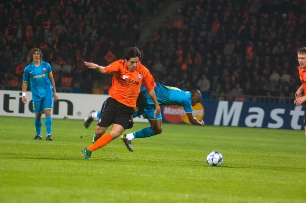 DONETSK, UKRAINE OCTOBER 1: FC Shakhtar 'dan Ilsinho (L) 1 Ekim 2008 tarihinde Ukrayna' nın Donetsk kentinde oynanan Şampiyonlar Ligi karşılaşmasında FC Barcelona 'dan Eto' o ile top için mücadele eder.