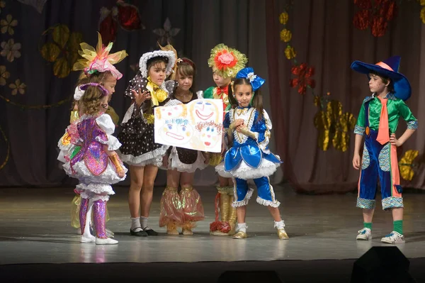 Dnepropetrovsk Ukraine Juni Oidentifierade Barn Åldrarna Utför Musikspektakel Neznaika Den — Stockfoto