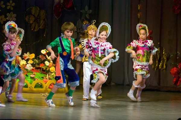 Dnepropetrovsk Ucrania Junio Niños Identificados Años Realizan Espectáculo Musical Neznaika —  Fotos de Stock