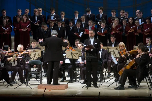 DNIPROPETROVSK, UKRAINE MARCH 12: Rus Drama Tiyatrosu kumpanyası tarafından 12 Mart 2011 'de Dnepropetrovsk, Ukrayna' da gerçekleştirilen televizyon müdahalesi. 