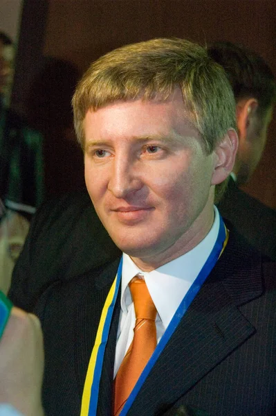 KRYVOY ROG, UKRAINE 14 Mayıs: FC Başkanı Shakhtar Rinat Akhmetov, Uk 'un altın maçından sonra gazetecilere bir röportaj verdi. 14 Mayıs 2006 tarihinde Ukrayna 'nın başkenti Kryvoy Rog' da FC Shakhtar ile FC Dynamo arasındaki lig
