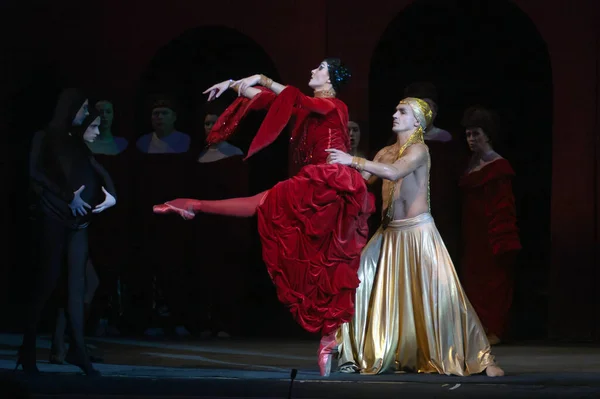 Dnepropetrovsk Ukraine 11月27 Dnepropetrovsk State Opera Ballet Theatreのメンバーは ウクライナのDnepropetrovskで2012年11月27日に Carmina — ストック写真