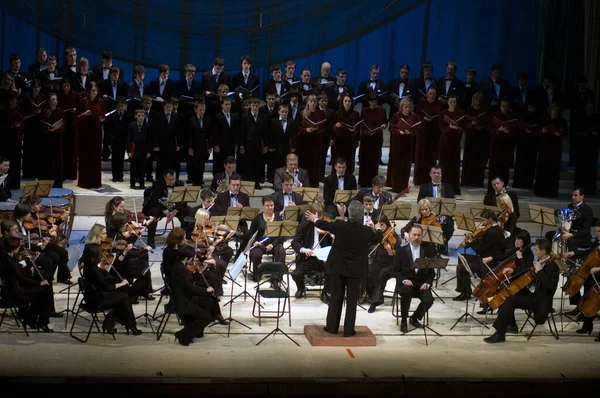 DNIPROPETROVSK, UKRAINE MARCH 12: Rus Drama Tiyatrosu kumpanyası tarafından 12 Mart 2011 'de Dnepropetrovsk, Ukrayna' da gerçekleştirilen televizyon müdahalesi. 