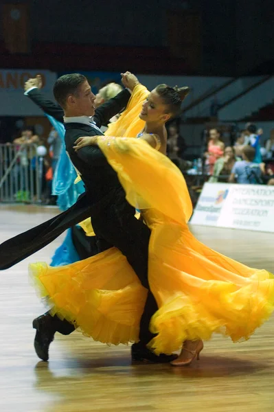 Dnipropetrovsk Ucrânia Setembro Casal Dança Não Identificado Uma Pose Dança — Fotografia de Stock