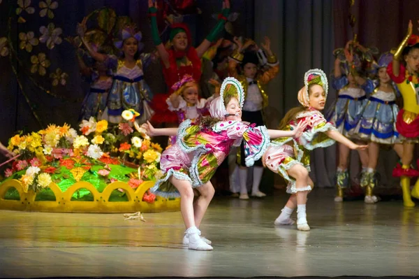 Dnepropetrovsk Ukraine June Unidentified Children Years Perform Musical Spectacle Neznaika — Stock Photo, Image