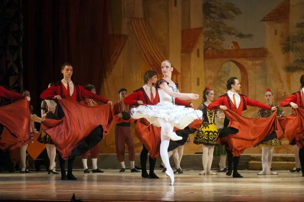 Dnepropetrovsk Ukraine 6月13日 ウクライナ ドネプロペトロフスク州立歌劇場とバレエ劇場のメンバーが2012年6月13日にウクライナ ドネプロペトロフスクで キホーテ を上演 — ストック写真