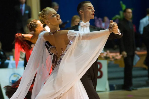 Dnipropetrovsk Ucrania Septiembre Una Pareja Baile Identificada Una Pose Baile —  Fotos de Stock
