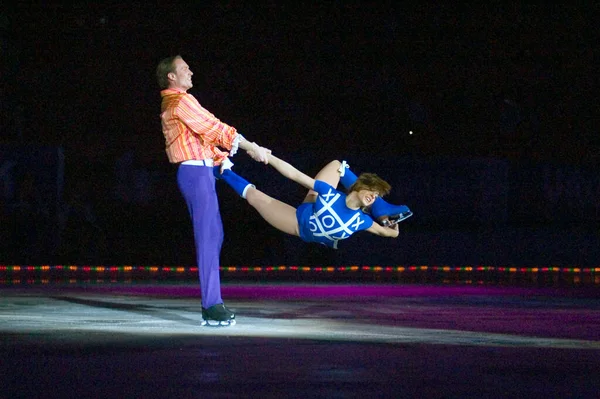 Dnipropetrovsk Ukraine 12月20日 Tatiana NavkaとRoman Kostomarovがウクライナのドニプロペトロフスクで2006年12月20日に開催された氷のショー Stars に出演 — ストック写真