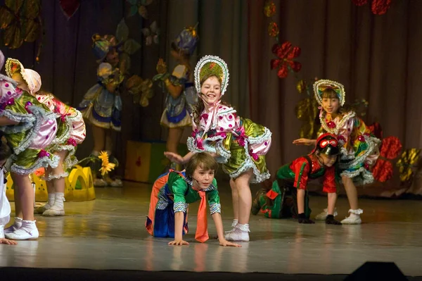 Dnepropetrovsk Ucrania Junio Niños Identificados Años Realizan Espectáculo Musical Neznaika — Foto de Stock