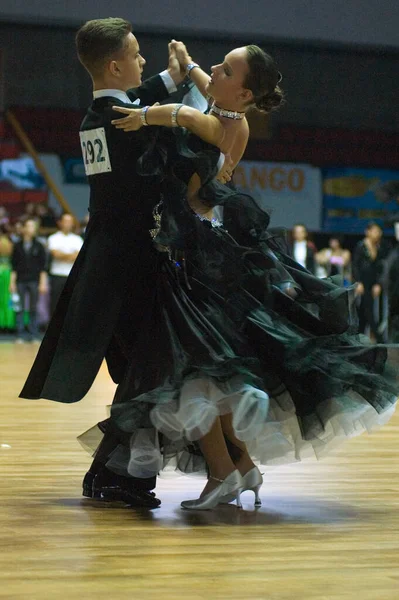 Dnipropetrovsk Ukraine September Ein Nicht Identifiziertes Tanzpaar Tanzpose Während Des — Stockfoto
