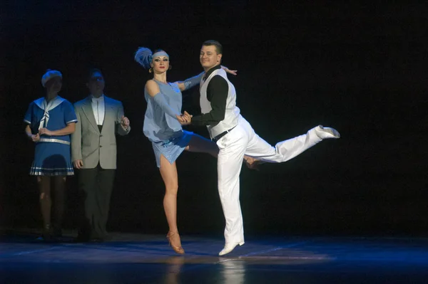 Dnepropetrovsk Ukraine 10月20日 ヴァディム エリザロフのセヴァストポリ ダンス シアターのメンバーが ウクライナのドネプロペトロフスクで2013年10月20日に国立歌劇場とバレエ劇場で世界のダンスを上演 — ストック写真