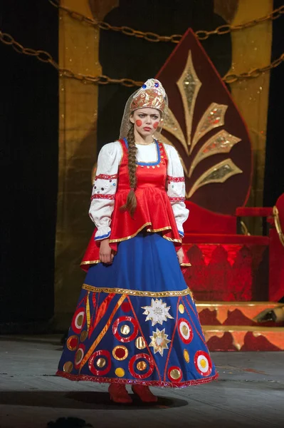 Dnepropetrowsk Ukraine Grudzień Członkowie Państwowego Rosyjskiego Teatru Dramatycznego Dniepropietrowsku Wykonać — Zdjęcie stockowe
