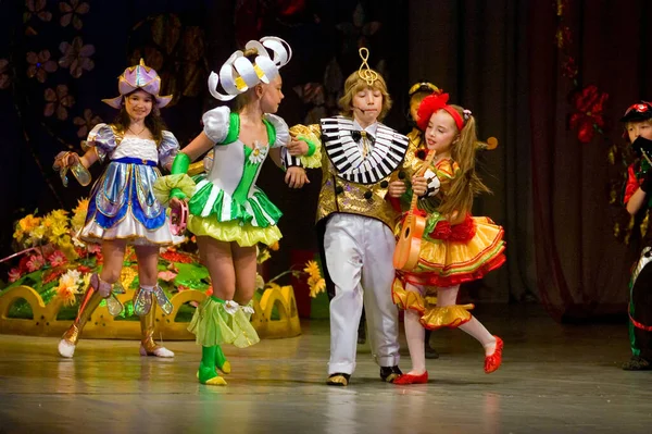 Dnepropetrovsk Ucrânia Junho Membros Teatro Musical Infantil Dnepropetrovsk Golden Key — Fotografia de Stock