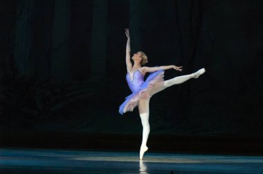DNEPROPETROVSK, UKRAINE - 13 Haziran: Dnepropetrovsk Devlet Opera ve Bale Tiyatrosu üyeleri 13 Haziran 2012 'de Dnepropetrovsk, Ukrayna' da 