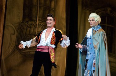 DNIPROPETROVSK, UKRAINE 25 HAZİRAN: Dnepropetrovsk Devlet Opera ve Bale Tiyatrosu üyeleri 25 Haziran 2011 'de Ukrayna' nın Dnipropetrovsk kentinde 