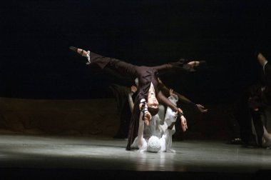 DNIPROPETROVSK, UKRAINE 17 ARALIK: 8 ve 14 yaşlarındaki kimliği belirsiz çocuklar, 17 Aralık 2011 'de Ukrayna' nın Dnipropetrovsk kentinde 