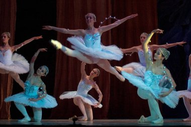 DNEPROPETROVSK, UKRAINE - Şubat 18: Fındıkkıran balesi Dnepropetrovsk Opera ve Bale Tiyatrosu tarafından 18 Şubat 2011 'de Dnepropetrovsk, Ukrayna' da sahnelendi. 