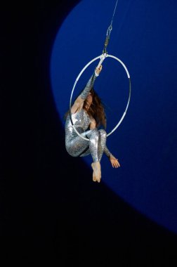 DNEPROPETROVSK, UKRAINE - 13 Eylül 2009 'da Ukrayna' nın Dnepropetrovsk kentinde düzenlenen Kobzov su gösterisi sırasında kimliği belirsiz bir katılımcı sanatını sergiliyor.