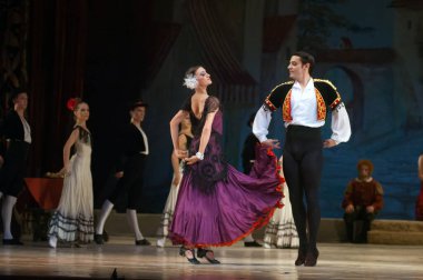 DNEPROPETROVSK, UKRAINE - 13 Haziran: Dnepropetrovsk Devlet Opera ve Bale Tiyatrosu üyeleri 13 Haziran 2012 'de Dnepropetrovsk, Ukrayna' da 