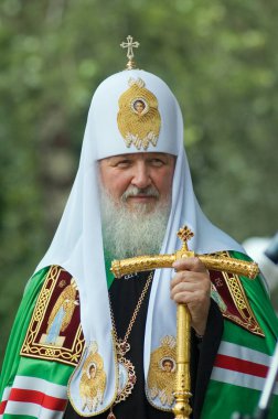 DNIPROPETROVSK, UKRAINE 25 Temmuz: Rus Patriği Kirill 25 Temmuz 2010 'da Ukrayna' nın Dnipropetrovsk kentinde düzenlenen Preobrazhensky Katedrali 'nde yapılan İlahi Edebiyat Töreni sırasında 