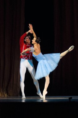 DNEPROPETROVSK, UKRAINE - 18 Şubat 2011 'de Dnepropetrovsk, Ukrayna' da Dnepropetrovsk Opera ve Bale Tiyatrosu 'nda ünlü dansçılar Anna Dorosh ve Maxim Chepik.