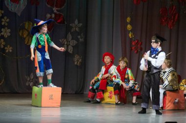 DNEPROPETROVSK, UKRAINE - 4 Haziran: Kimliği belirlenemeyen 6-8 yaşındaki çocuklar, 4 Haziran 2011 'de Ukrayna' nın Dnepropetrovsk kentinde 