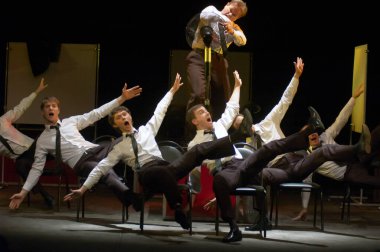 DNIPROPETROVSK, UKRAINE - 25 Kasım 2012 'de Dnepropetrovsk Gençlik Tiyatrosu üyeleri Ukrayna' nın Dnipropetrovsk kentinde 