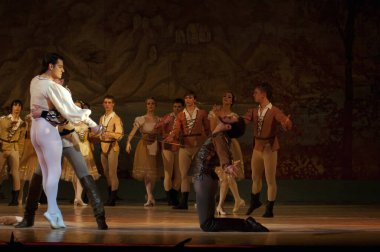 DNEPROPETROVSK, UKRAINE - 25 Mart: Dnepropetrovsk Devlet Opera ve Bale Tiyatrosu üyeleri 25 Mart 2012 'de Dnepropetrovsk, Ukrayna' da 