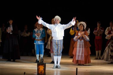 DNIPROPETROVSK, UKRAINE 25 HAZİRAN: Dnepropetrovsk Devlet Opera ve Bale Tiyatrosu üyeleri 25 Haziran 2011 'de Ukrayna' nın Dnipropetrovsk kentinde 