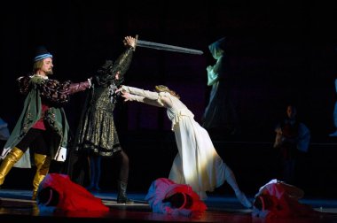 DNEPROPETROVSK, UKRAINE - 29 Nisan: Dnepropetrovsk Opera ve Bale Tiyatrosu üyeleri 