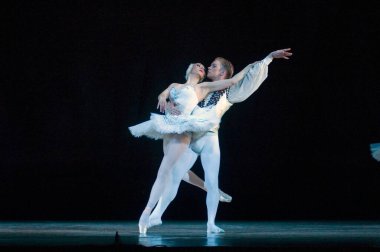 DNIPROPETROVSK, UKRAINE - 23 Nisan: Kuğu Gölü balesi Dnepropetrovsk Opera ve Bale Tiyatrosu tarafından 23 Nisan 2011 'de Dnipropetrovsk, Ukrayna' da sahnelendi.