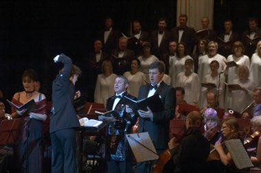 DNEPROPETROVSK, UKRAINE - 27 Mayıs: Koro DUMKA ve Senfoni Orkestrası - ana orkestra şefi Natalia Ponomarchuk, 27 Mayıs 2013 tarihinde Ukrayna 'nın Dnepropetrovsk kentinde Verdi' nin REQUIEM 'ini seslendirdi.