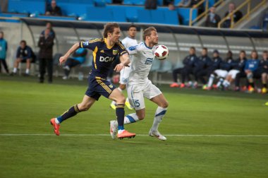 DNIPROPETROVSK, UKRAINE APRIL 9: FC Metalist (L) 'den Marko Deviç Uk sırasında Vitaliy Mandzyuk (R) ile top için mücadele ediyor. Şampiyonluk maçı 9 Nisan 2012 'de Dnipropetrovsk, Ukrayna' da