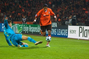 DONETSK, UKRAINE OCTOBER 1: FC Shakhtar (R) Brandao, 1 Ekim 2008 tarihinde Ukrayna 'nın Donetsk kentinde oynanan Şampiyonlar Ligi karşılaşmasında FC Barcelona Pique ile top için mücadele eder.