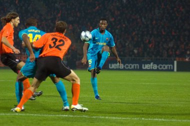 DONETSK, UKRAINE OCTOBER 1: Keita (R) 1 Ekim 2008 tarihinde Ukrayna 'nın Donetsk kentinde FC Shakhtar ile oynanan Şampiyonlar Ligi karşılaşmasında