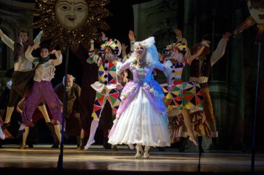 DNIPROPETROVSK, UKRAINE 25 HAZİRAN: Dnepropetrovsk Devlet Opera ve Bale Tiyatrosu üyeleri 25 Haziran 2011 'de Ukrayna' nın Dnipropetrovsk kentinde 