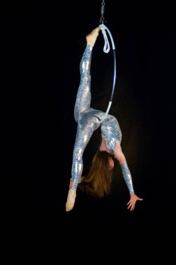 DNEPROPETROVSK, UKRAINE - 13 Eylül 2009 'da Ukrayna' nın Dnepropetrovsk kentinde düzenlenen Kobzov su gösterisi sırasında kimliği belirsiz bir katılımcı sanatını sergiliyor