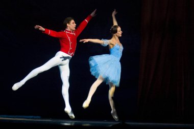 DNEPROPETROVSK, UKRAINE - 18 Şubat 2011 'de Dnepropetrovsk, Ukrayna' da Dnepropetrovsk Opera ve Bale Tiyatrosu 'nda ünlü dansçılar Anna Dorosh ve Maxim Chepik.