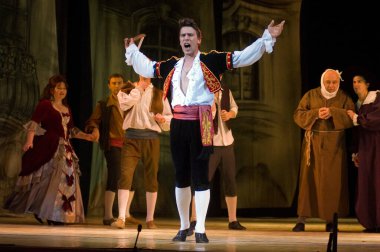 DNIPROPETROVSK, UKRAINE 25 HAZİRAN: Dnepropetrovsk Devlet Opera ve Bale Tiyatrosu üyeleri 25 Haziran 2011 'de Ukrayna' nın Dnipropetrovsk kentinde 