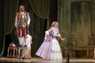 DNIPROPETROVSK, UKRAINE 25 HAZİRAN: Dnepropetrovsk Devlet Opera ve Bale Tiyatrosu üyeleri 25 Haziran 2011 'de Ukrayna' nın Dnipropetrovsk kentinde 