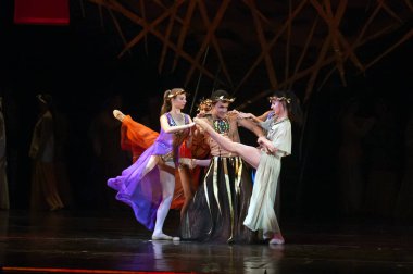 DNIPROPETROVSK, UKRAINE SEPTEMBER 25: Dnepropetrovsk Devlet Opera ve Bale Tiyatrosu üyeleri 25 Eylül 2012 'de Ukrayna' nın Dnipropetrovsk kentinde 