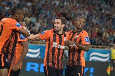 DNIPROPETROVSK, UKRAINE AĞUSTOS 13: Futbolcular FC Shakhtar Donetsk 13 Ağustos 2011 'de Dnipropetrovsk' ta oynanan karşılaşmada golü kutladı.