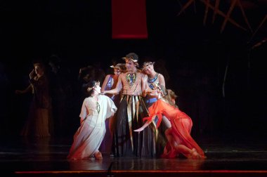 DNIPROPETROVSK, UKRAINE SEPTEMBER 25: Dnepropetrovsk Devlet Opera ve Bale Tiyatrosu üyeleri 25 Eylül 2012 'de Ukrayna' nın Dnipropetrovsk kentinde 