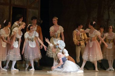 DNEPROPETROVSK, UKRAINE - 25 Mart: Dnepropetrovsk Devlet Opera ve Bale Tiyatrosu üyeleri 25 Mart 2012 'de Dnepropetrovsk, Ukrayna' da 