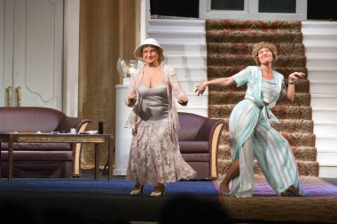 DNEPROPETROVSK, UKRAINE - 1 Nisan: Dnepropetrovsk Devlet Tiyatrosu üyeleri 1 Nisan 2012 'de Dnepropetrovsk, Ukrayna' da 